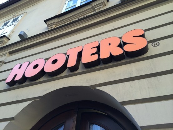 Hooters - הכניסה למסעדה