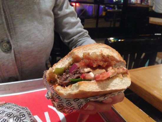 מבט מקרוב על ההמבורגר של בורגרס בר המושבה ירושלים