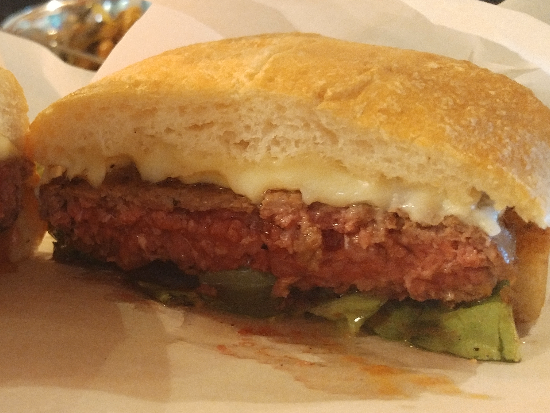 הצ'יזבורגר של B12 Meat Station