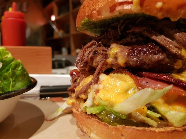 אמריקה מציגים: ה-Monster Burger