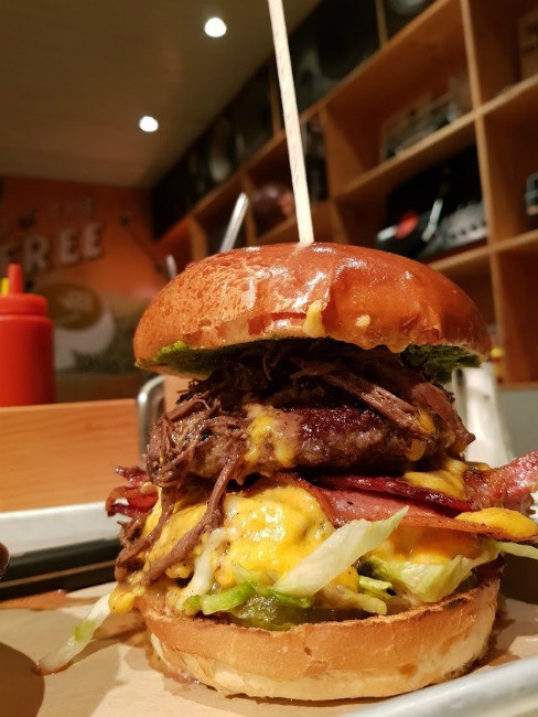 Monster Burger של מסעדת אמריקה!