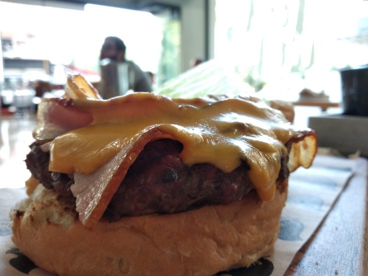 simply burgers - המבורגר עם בייקון וגבינה