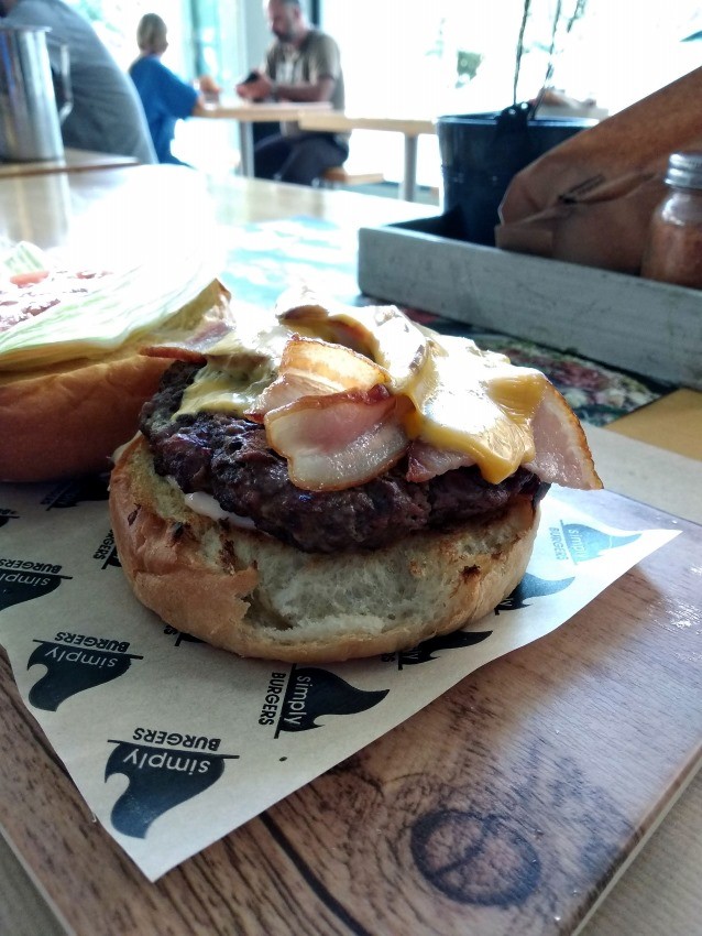  simply burgers - המבורגר עם בייקון וגבינה