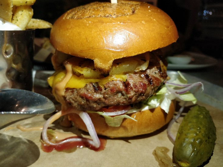 The Big Kahuna Burger של אמריקה מתארח בגרינברג ביסטרו