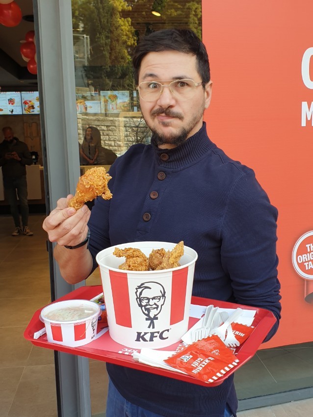 איש ההמבורגרים בודק את KFC