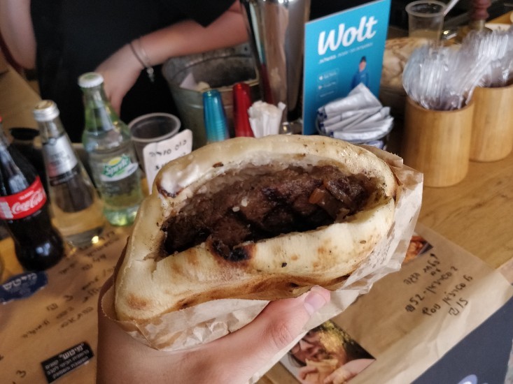 מיטש - המבורגר בסגנון קבב רומני